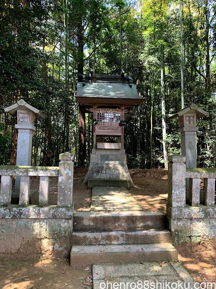 石田神社本殿