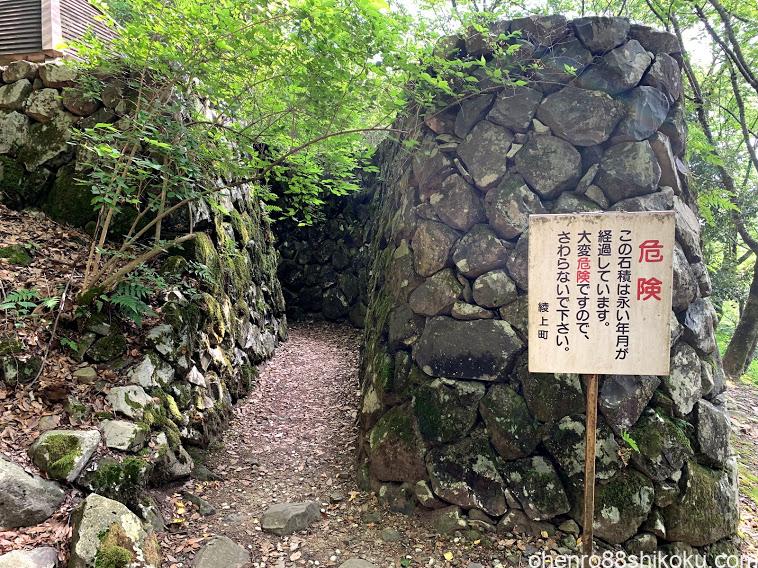 高鉢山にある【日本三大風穴】・飛行機の滑走路が一望できる【高山航空公園】
