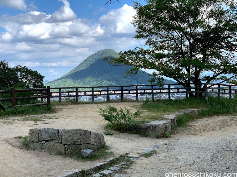 丸亀城から讃岐富士
